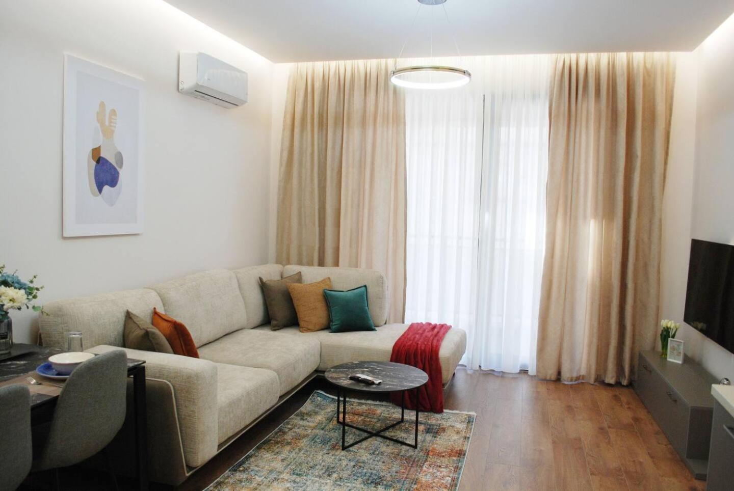 Lindi's 3/6 Apartment